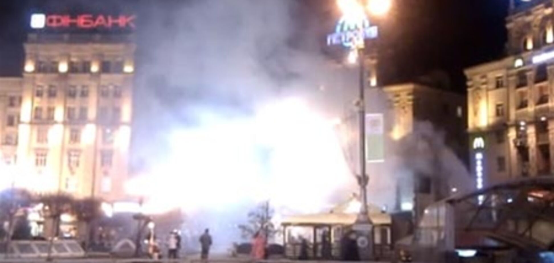 Пожар на киевском Майдане: МЧС приехало - а гасить и нечего