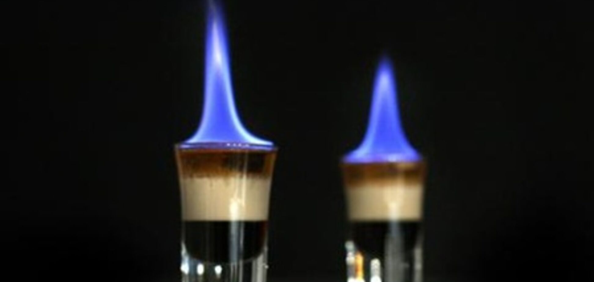 Столичный бармен, готовя горящий коктейль, обжег двух посетительниц