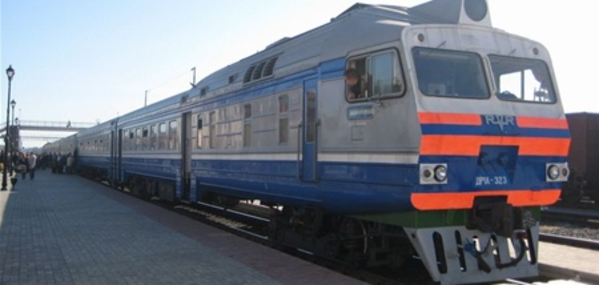 Потрапивши під потяг, чоловік дивом залишився живий