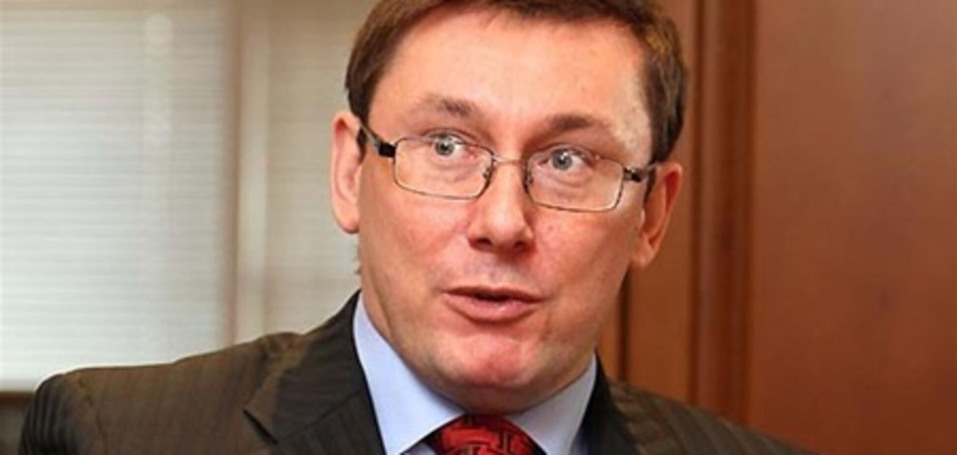 Луценко в СІЗО замість того, щоб читати свою справу, читає книжки