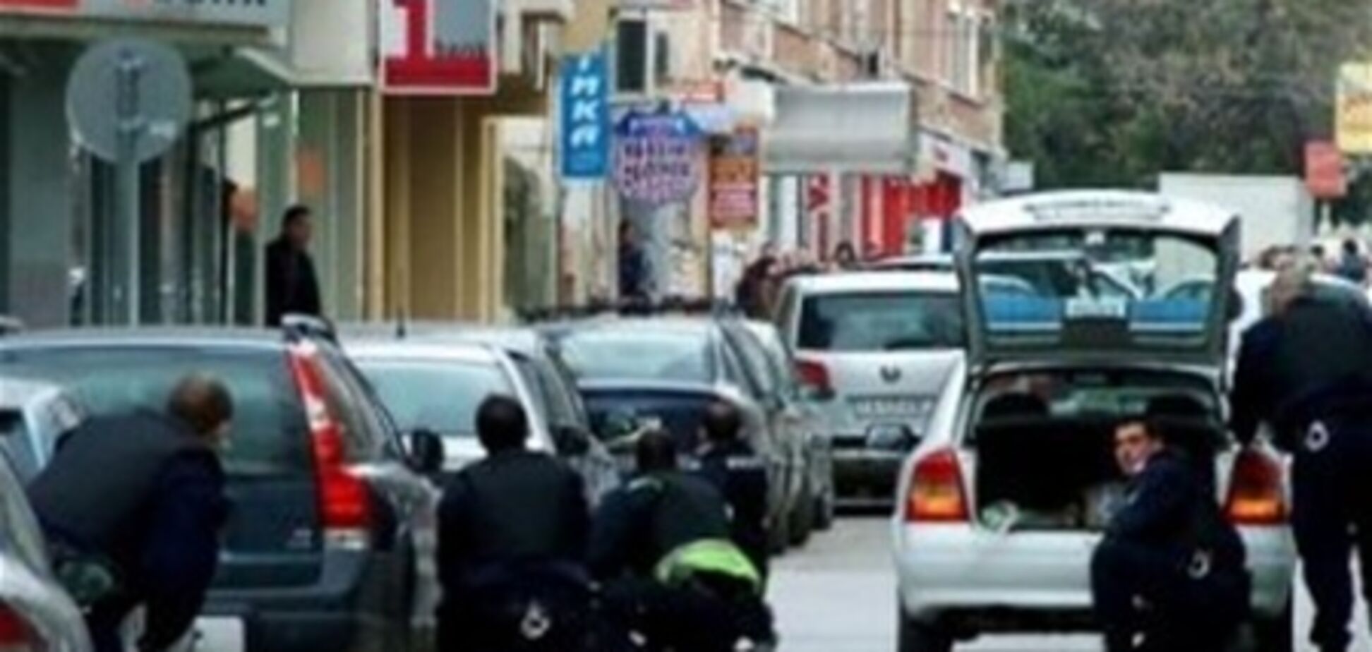 Более десяти часов удерживаются заложники болгарского банка в городе Сливен