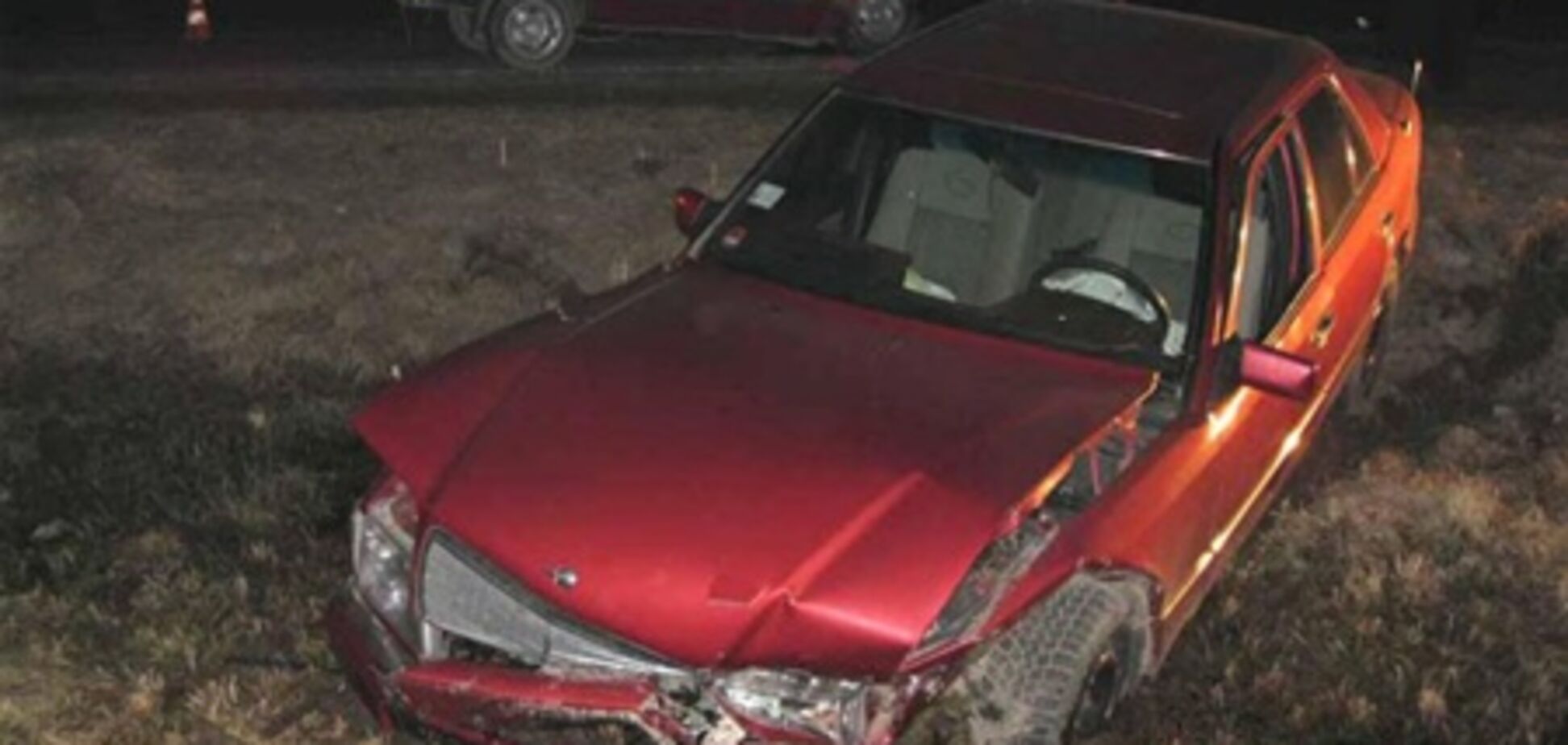 Пьяный пешеход, уснув на трассе, спровоцировал столкновение Mercedes и ВАЗ