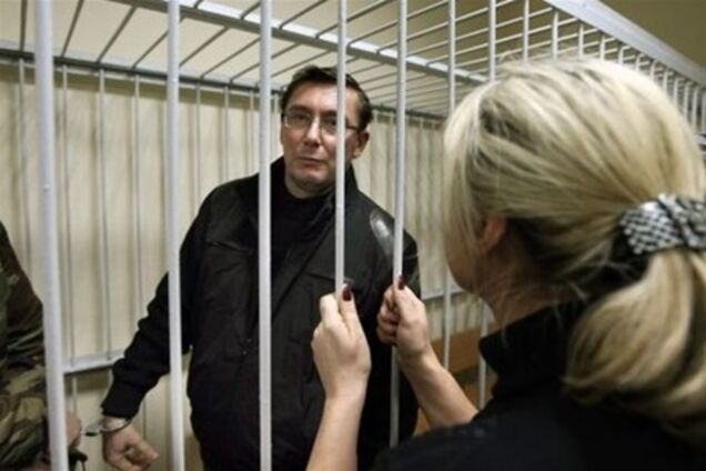 Королевские условия: у Луценко в СИЗО есть телевизор и настоящий унитаз