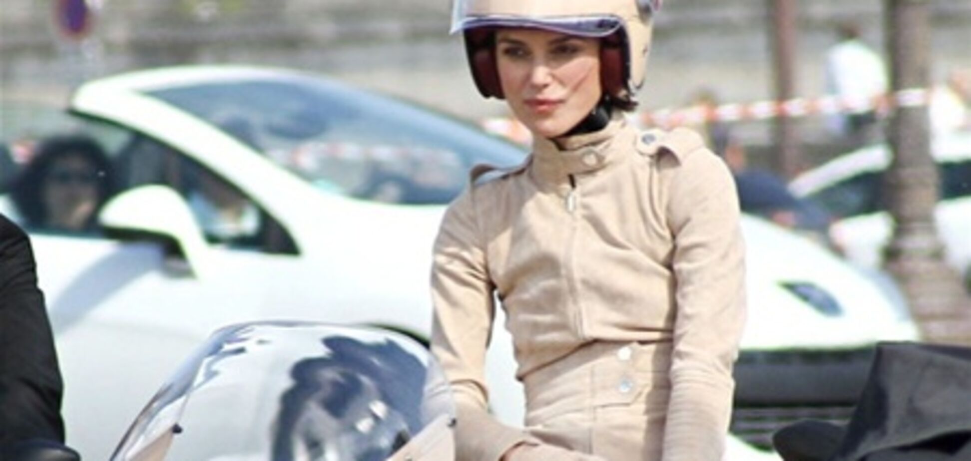 Кира Найтли рекламирует духи на мотоцикле