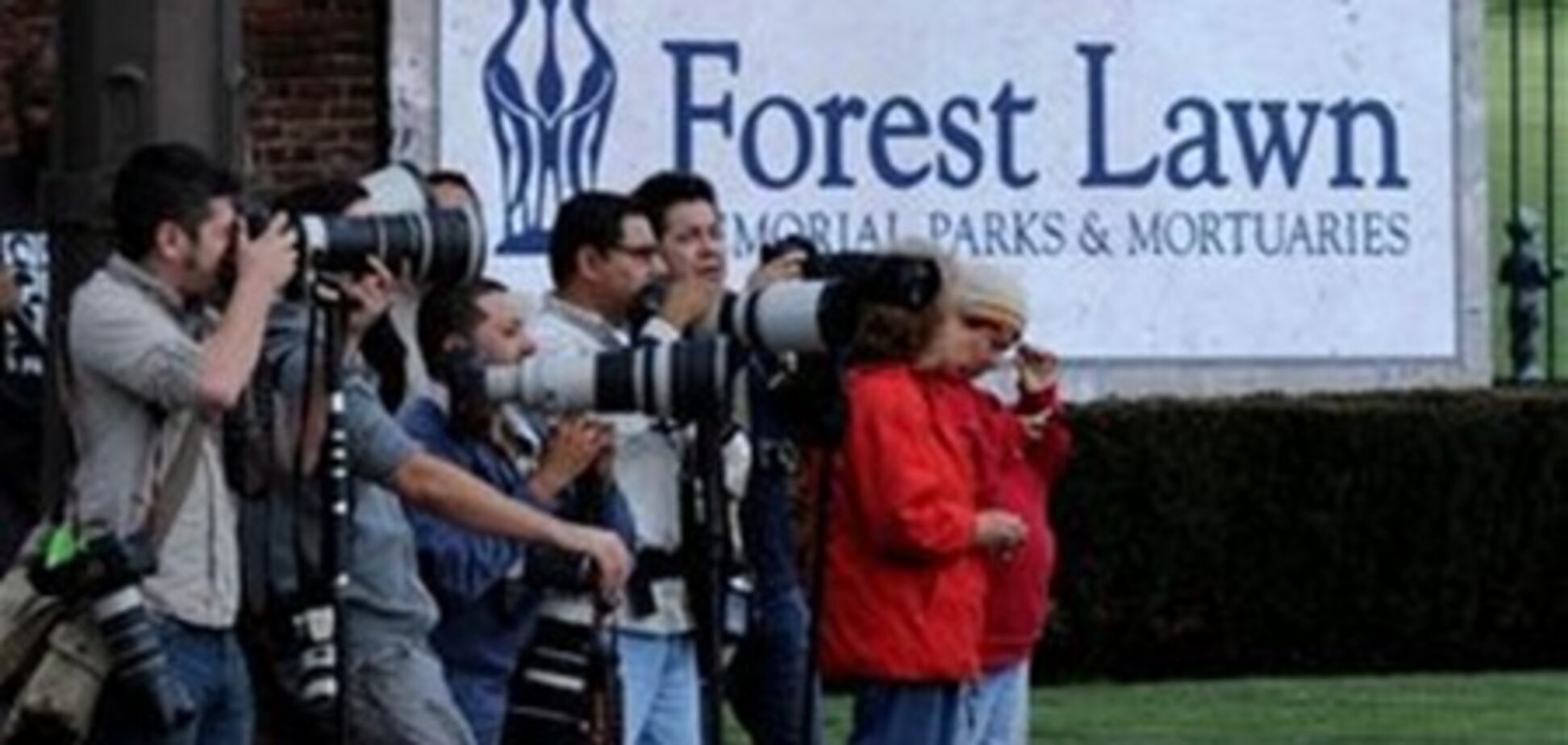 Відповідно до заповіту Тейлор, її похорон почалися із запізненням