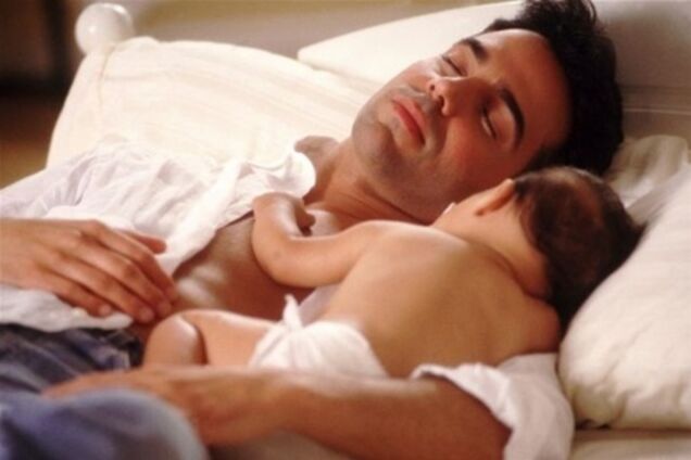 Здоров'ю малюка шкодить молодий тато