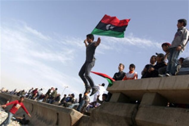 В Триполи начинается дефицит хлеба и бензина. Видео