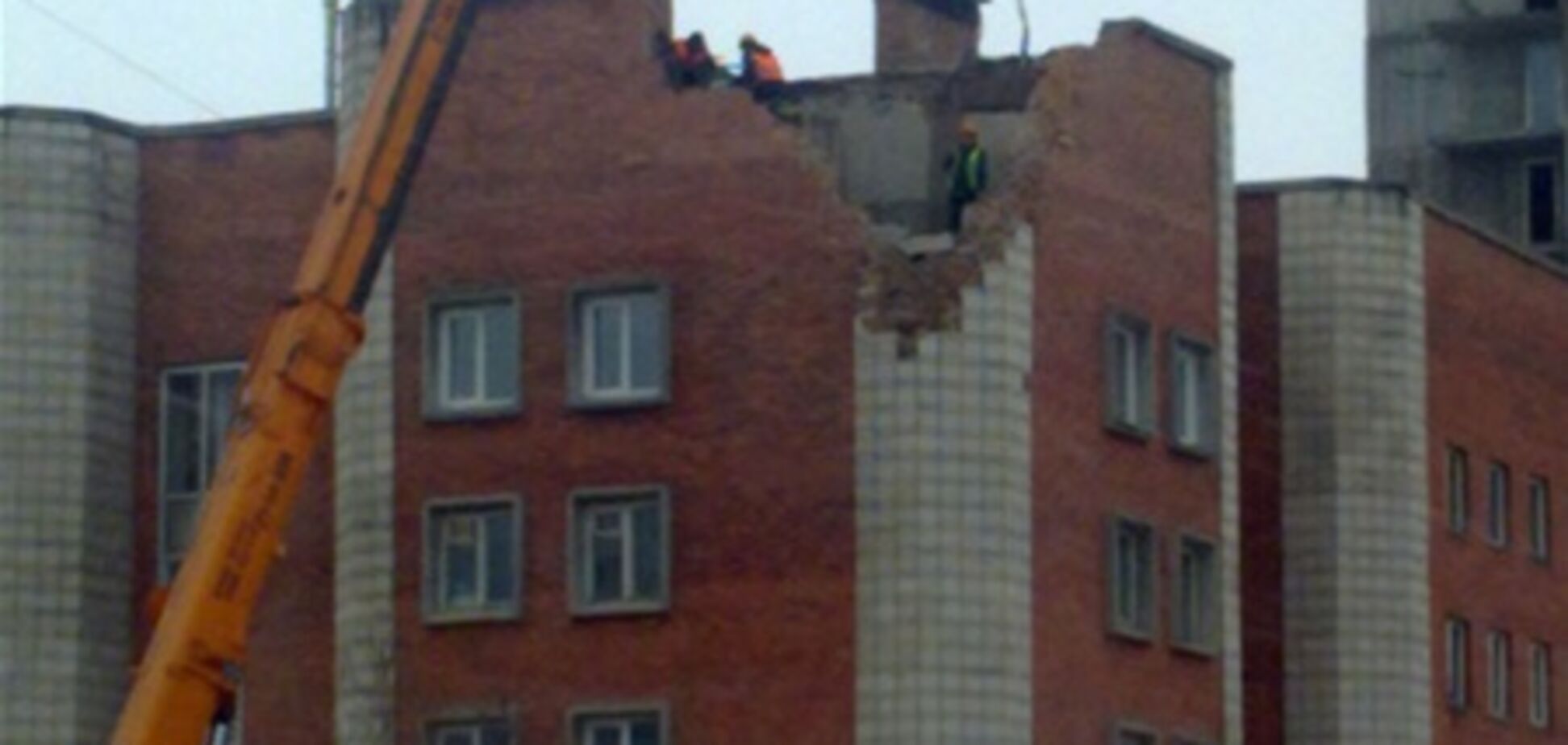 В России строительный кран упал на пятиэтажку