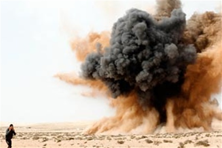 Авиация Каддафи бомбит отбитые повстанцами города