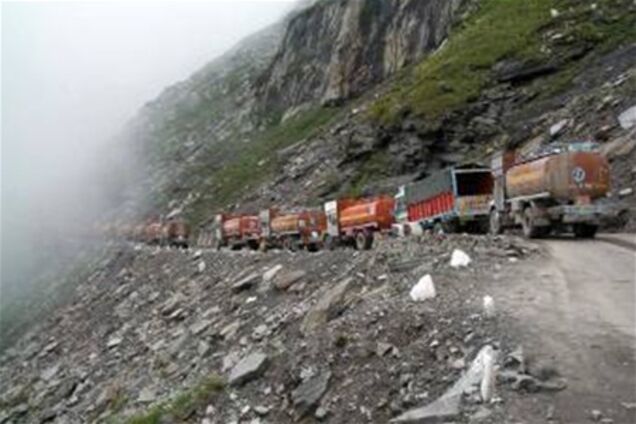 В грузовике Tata 407, упавшего в пропасть, погибли 33 человека со свадьбы