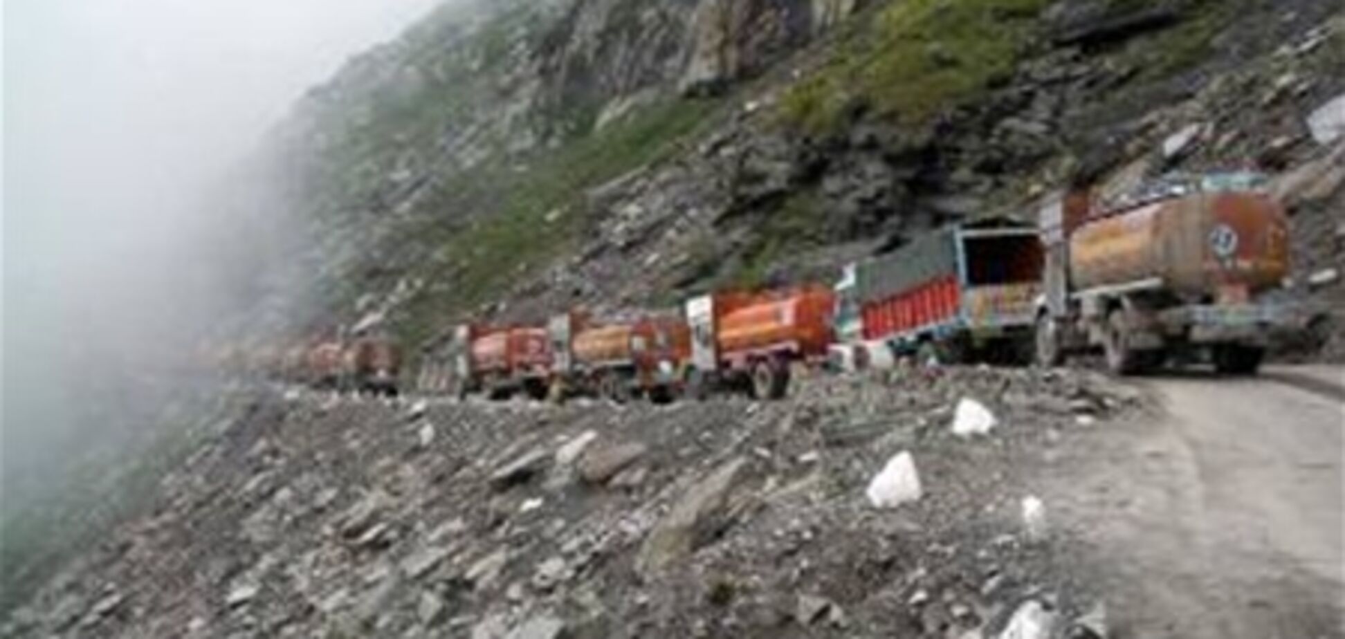 В грузовике Tata 407, упавшего в пропасть, погибли 33 человека со свадьбы