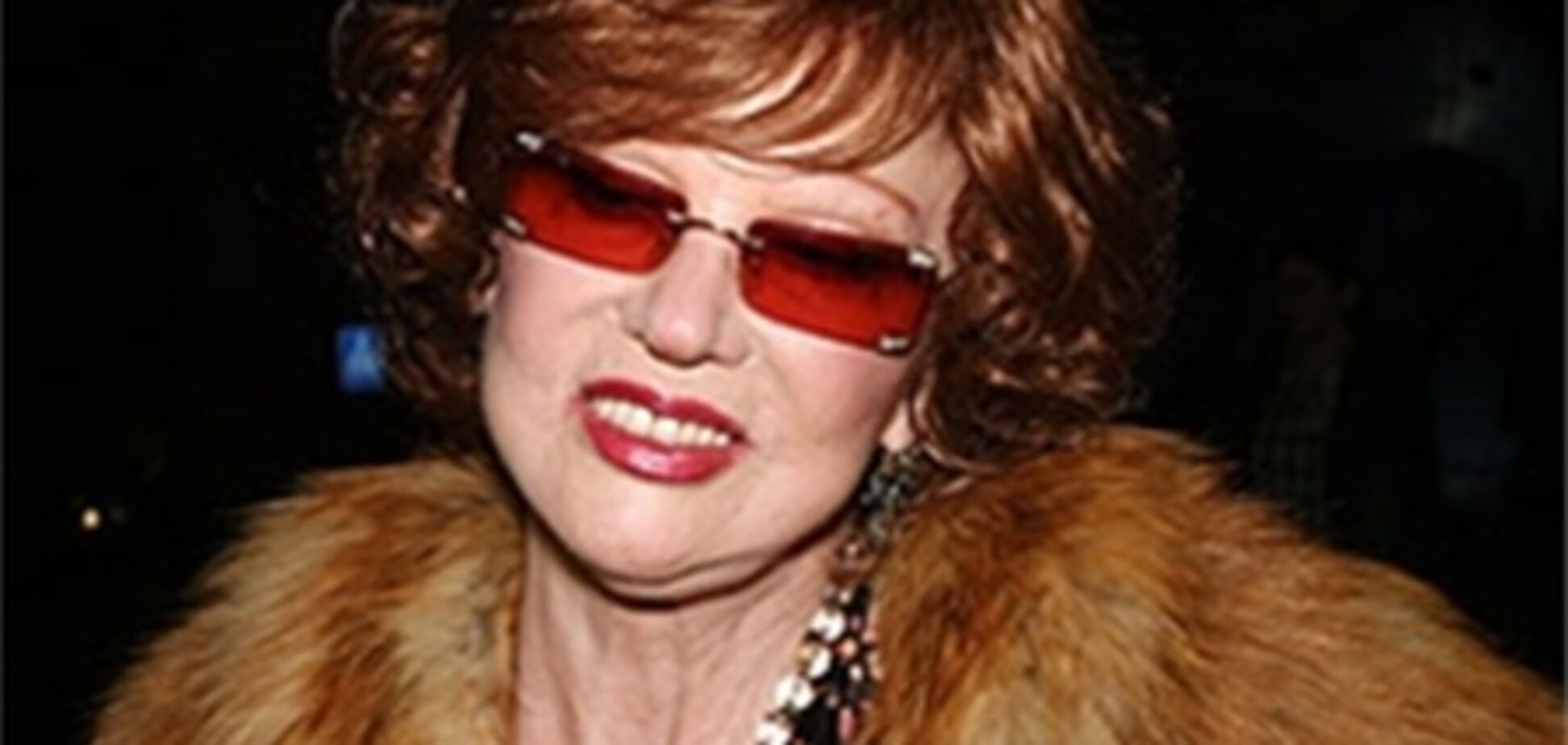 Поклонники приносят букеты к дому Гурченко