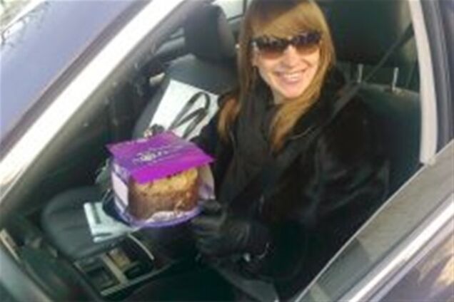 Инспекторы ГАИ поздравили женщин-водителей