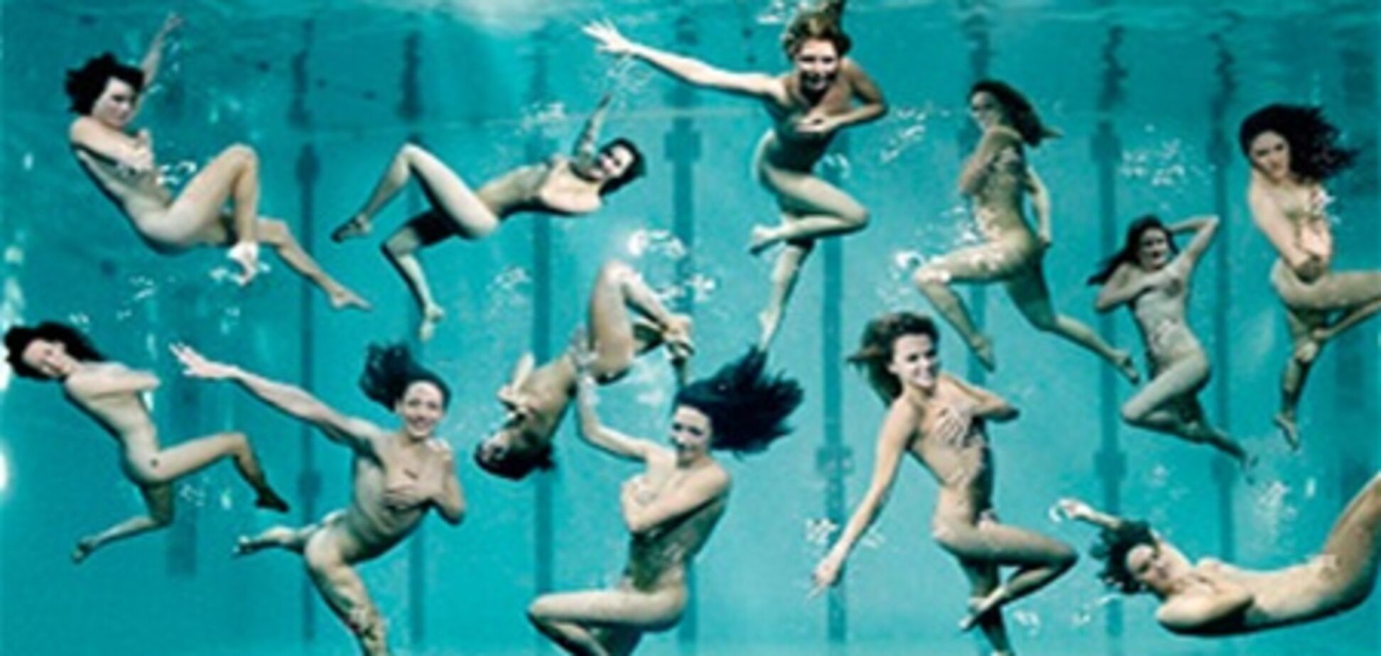 Британські плавчихи влаштували відверту фотосесію в басейні. Фото