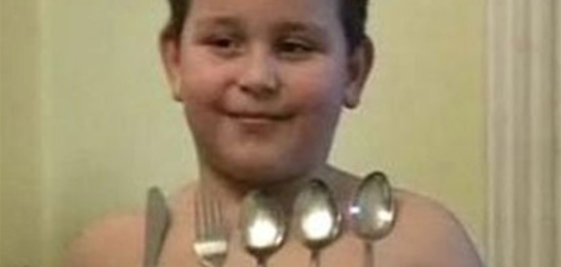 Семирічний хлопчик-магніт притягує вилки і сковорідки