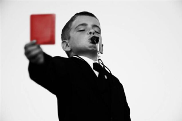 Аргентинский судья показал 36 красных карточек за одну игру 