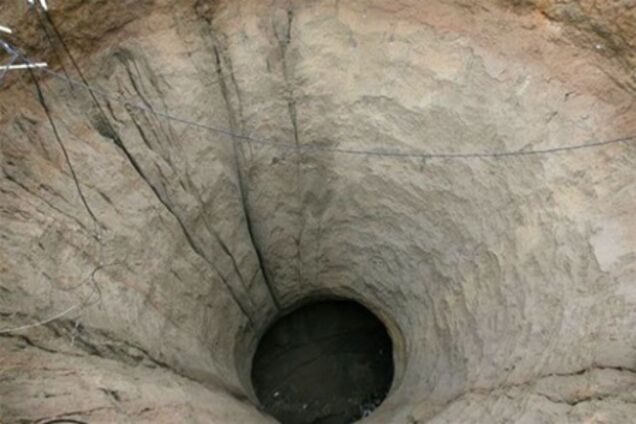 В центре Москвы в земле появился семиметровый провал