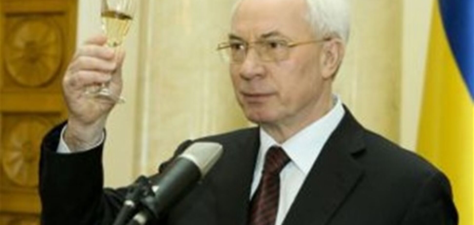 Азаров поздравил украинцев с днем рождения Шевченка