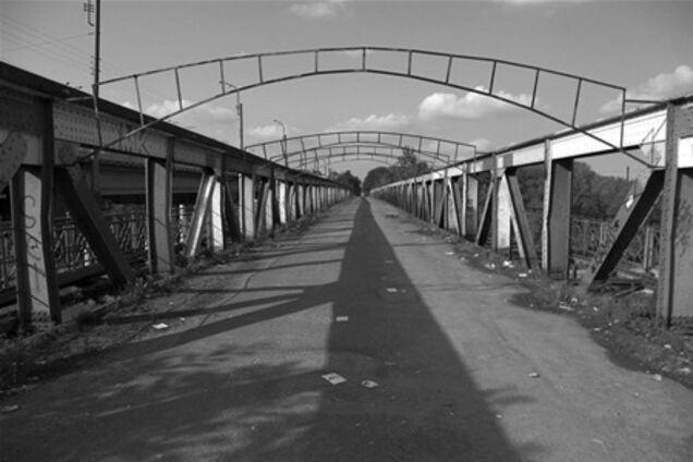 Чернівці. Розколовся аварійний міст