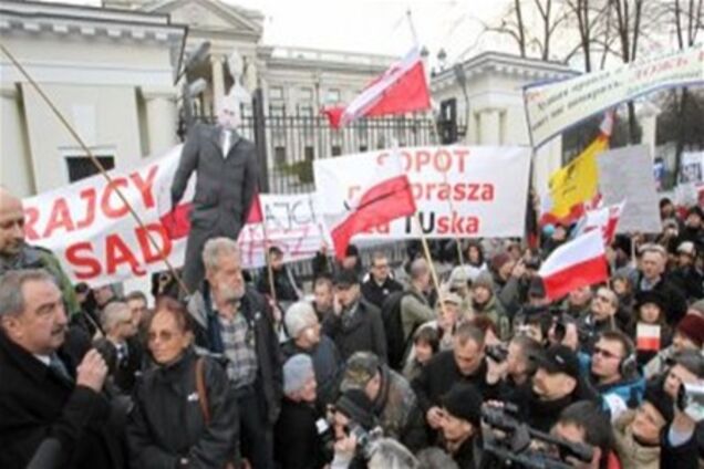 Поляки сожгли чучело Путина, требуя правды о гибели Качиньского 