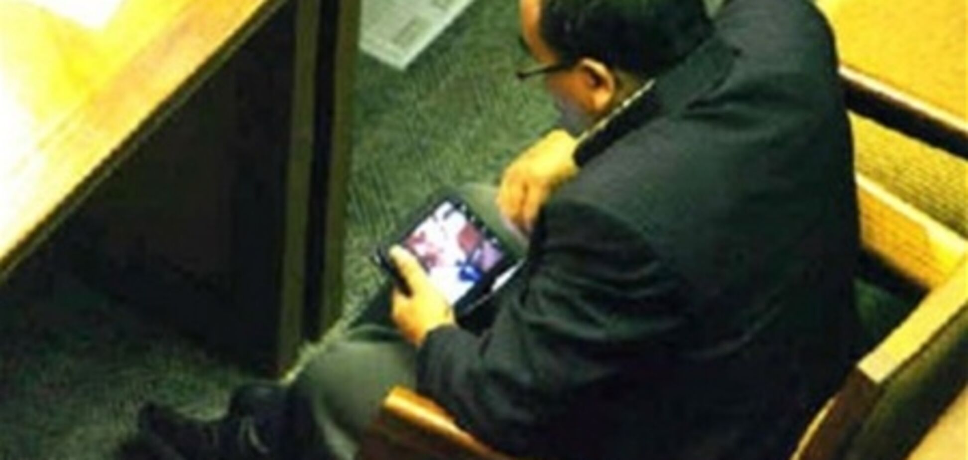 Из-за просмотра порно, депутат был вынужден лишиться своего мандата