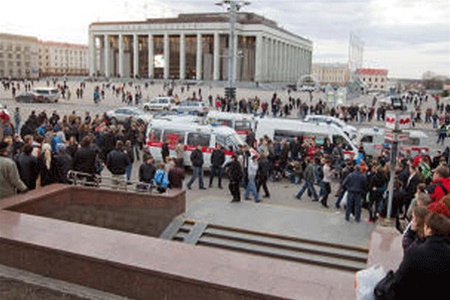Теракт у Мінську: люди несуть квіти і свічки до місця трагедії