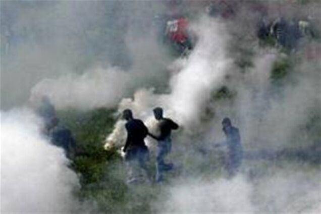 В Ужгороді міліція масово застосувала сльозогінний газ проти мирних жителів