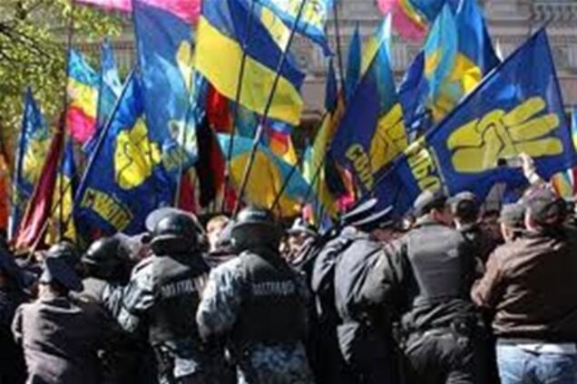 Львів. Януковича зустрічають пікетом 