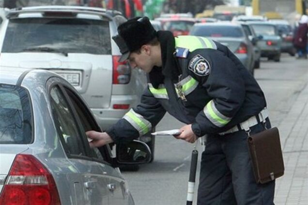 Сотрудники ГАИ обматерили водителя и силой вытащили его из автомобиля. Видео