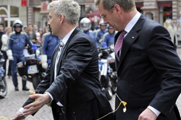 Президента ФРН закидали курячими яйцями. Фото