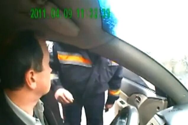 Руководство ГУМВД Украины уволило скандального ГАИшника Петренко