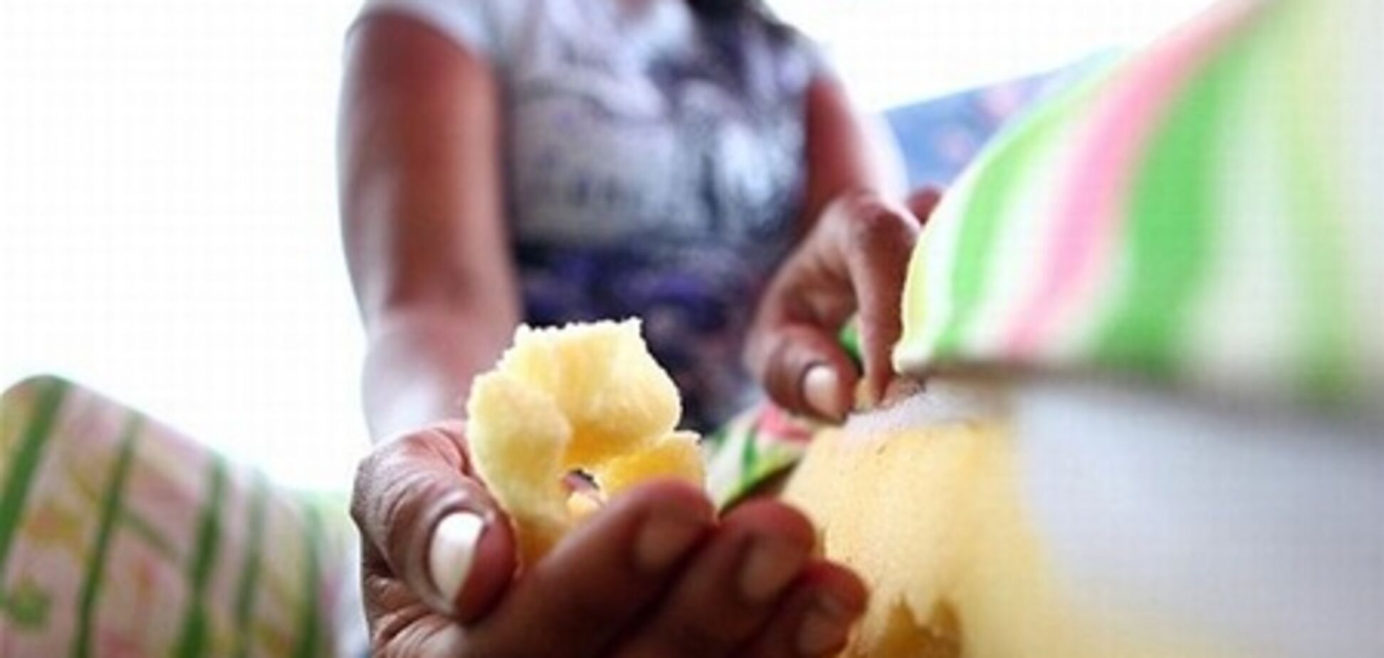 У этой девушки очень редкое заболевание - она ест... поролон из диванов. Фото