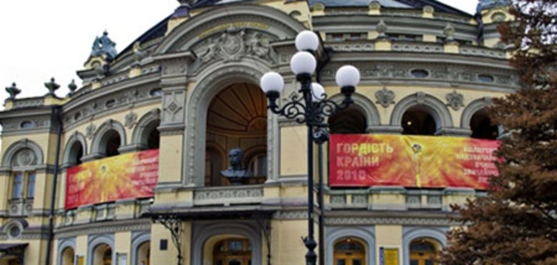 Пинчук залил каток в Национальной опере. Фото