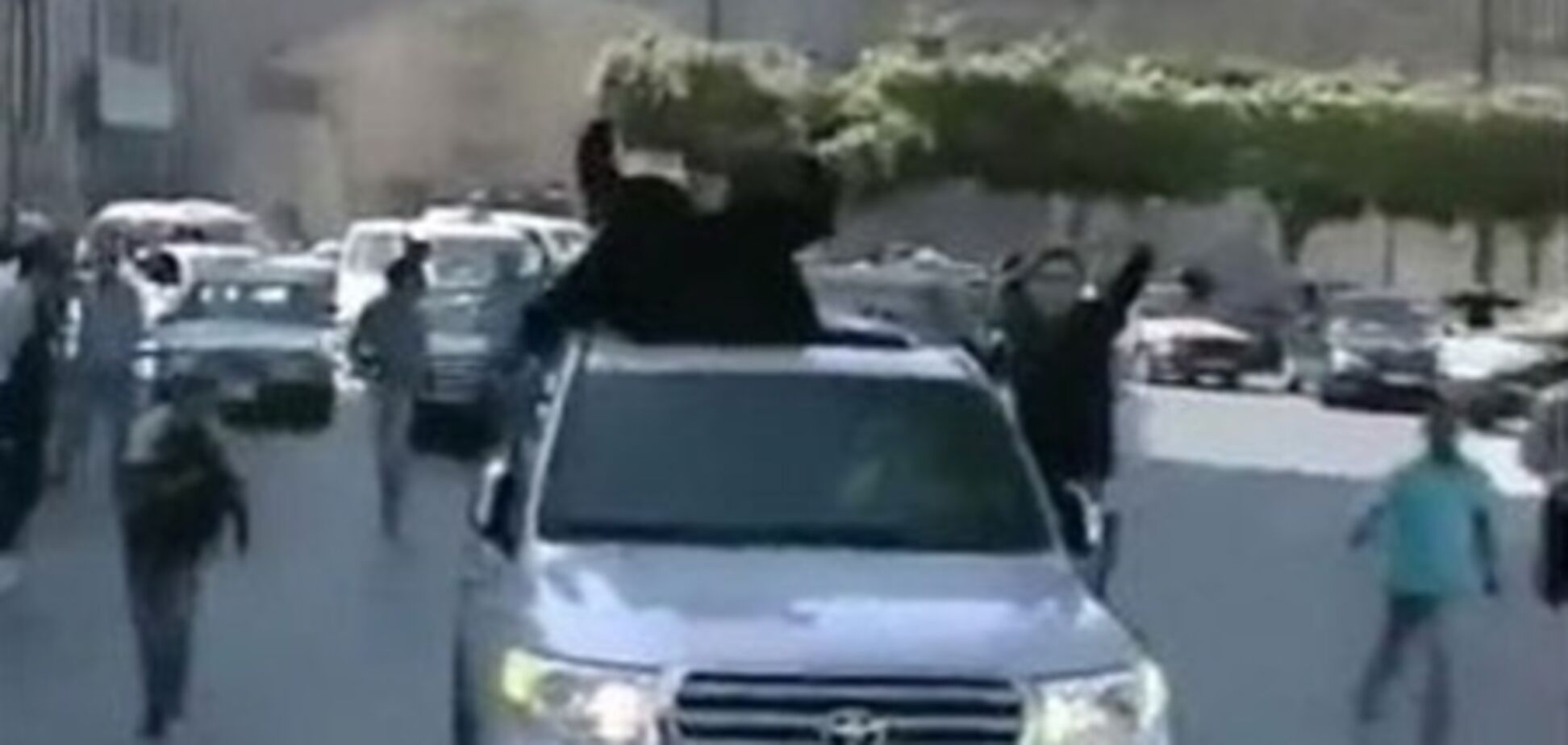 Каддафи на джипе переехал своего сторонника. Видео