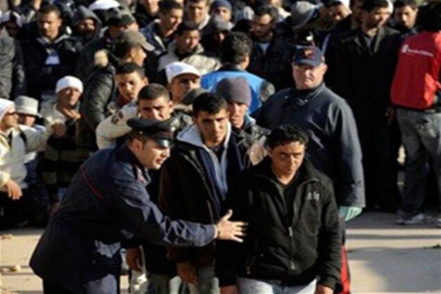 Франция демонстративно закрыла двери перед тунисскими беженцами