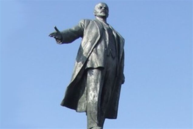На Полтавщине хулиганы свалили 4-метрового Ленина