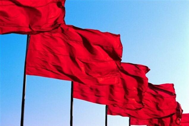 У Почаєві заборонили червоні прапори