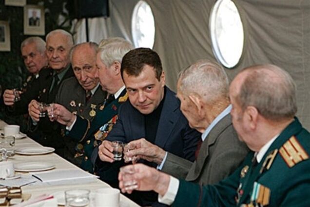 Антиалкогольна кампанія Медведєва провалилася: горілку продають навіть через sms