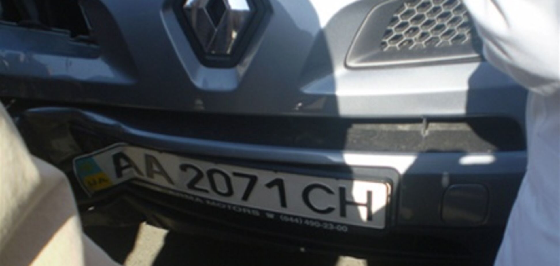 Водитель, без водительских прав, разнес остановку и сбил двух студенток