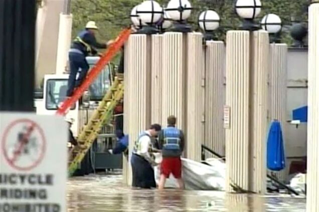 Вслед за торнадо в США пришло наводнение