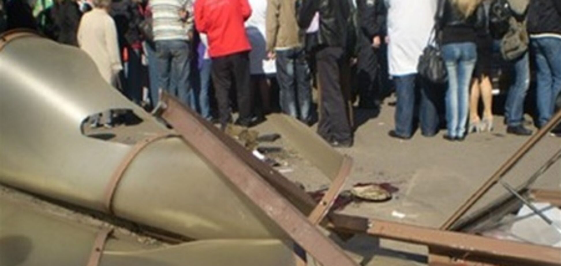 Автомобиль снес остановку в центре Киева: есть пострадавшие