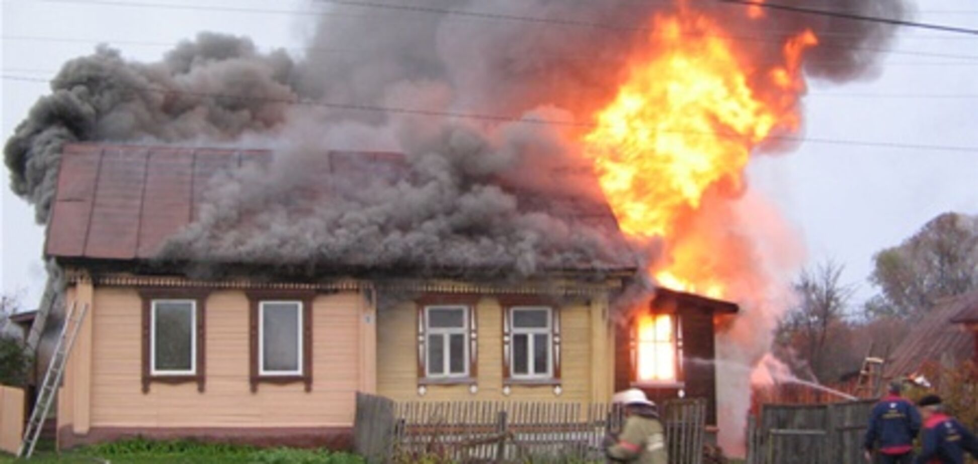 В Киеве жилой дом вспыхнул как спичка