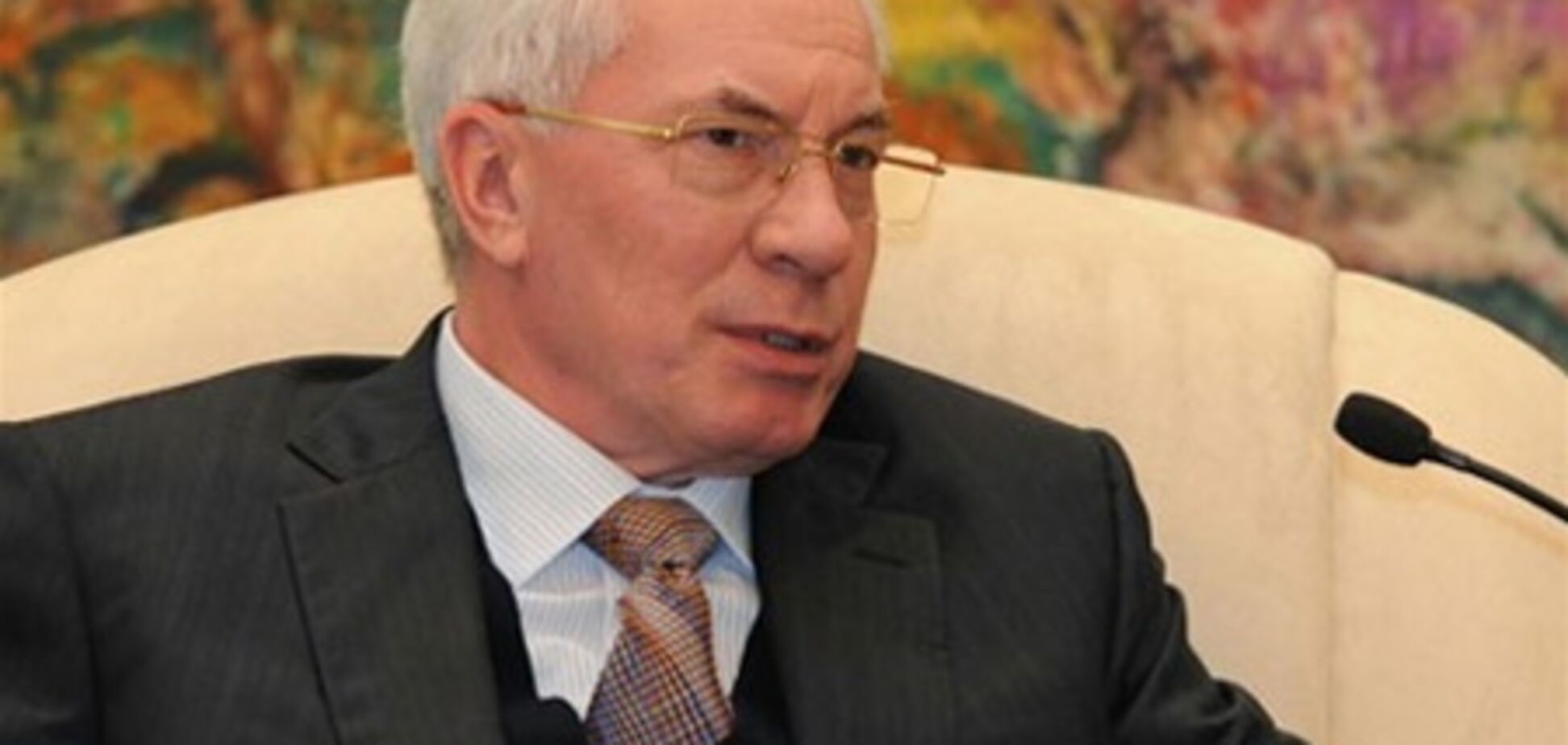 Азаров пообещал раздать людям компенсации за рост цен 