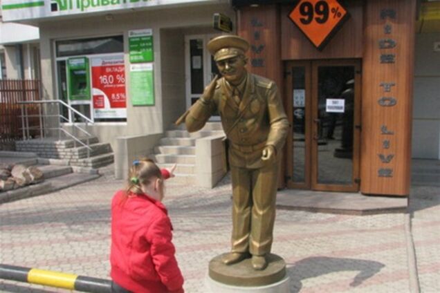 Донецкий гаишник стал швейцаром