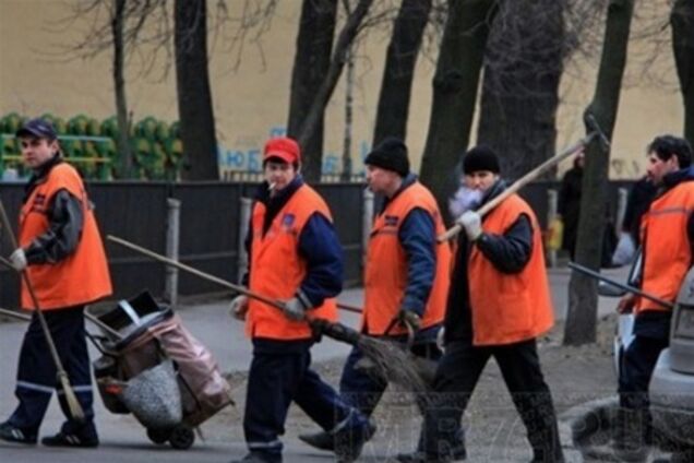 Дворников заставят проверять мусорные пакеты киевлян