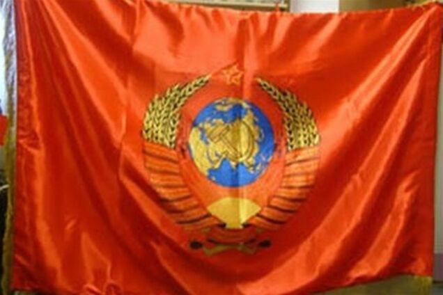 Думки українців відносно червоного стягу розділилися: 50 на 50