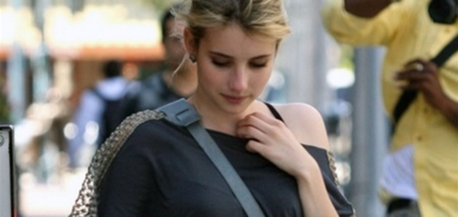 Эмма Робертс с пятном на штанах