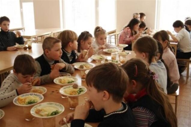 Запоріжчина. Чиновник нагрівав руки на шкільних обідах
