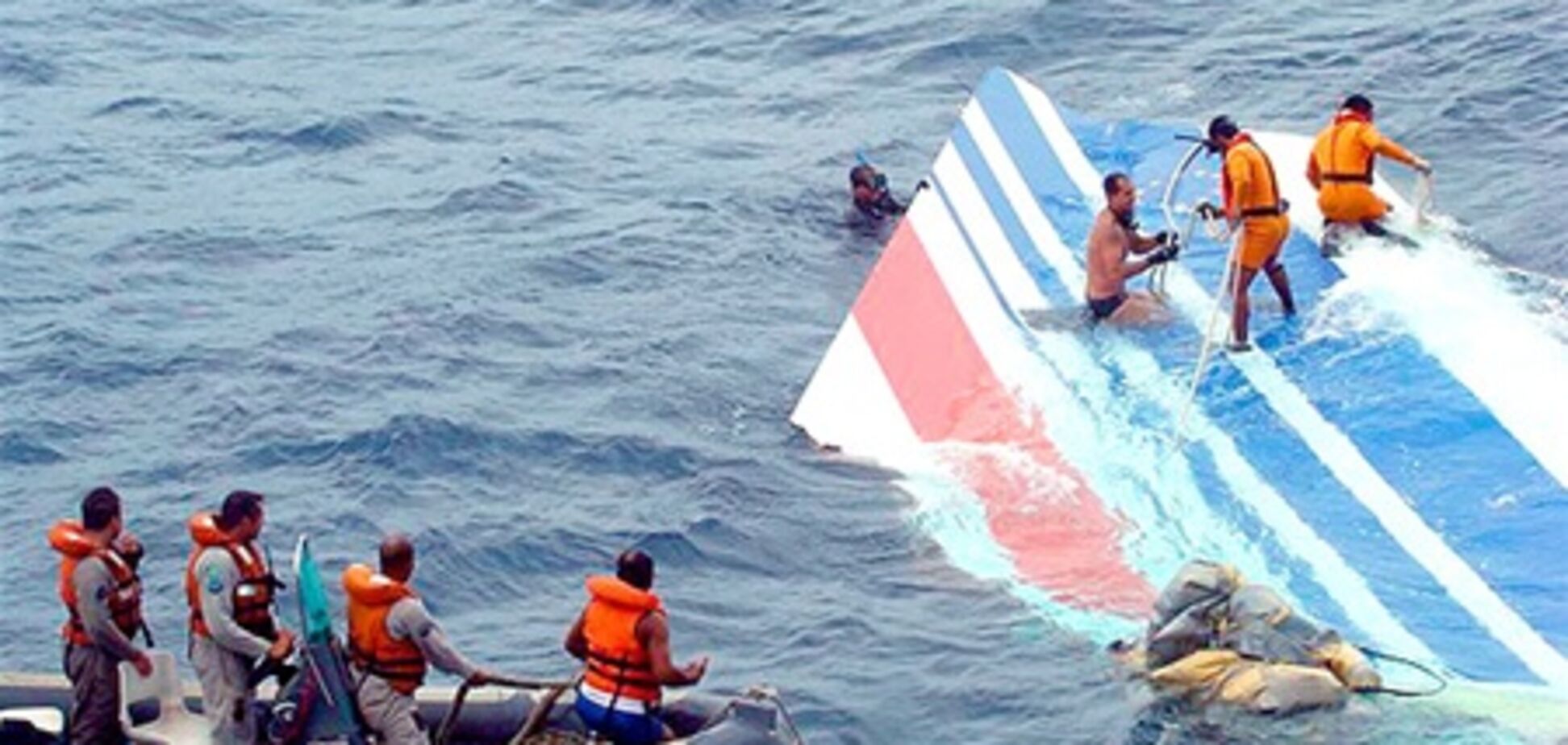 В Атлантике найден контейнер 'черного ящика' авиалайнера Air France