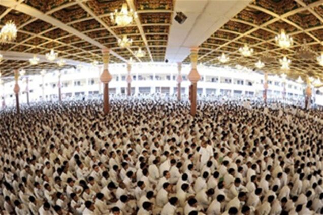 Полмиллиона человек собрались на похороны гуру Саи Бабы